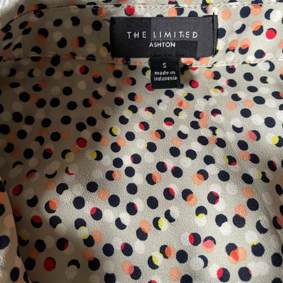 Sleeveless Blouse - Picture 2 of 3